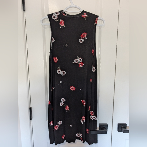 Black Floral - Casual - Size Medium - Never Worn - Picture 2 of 3